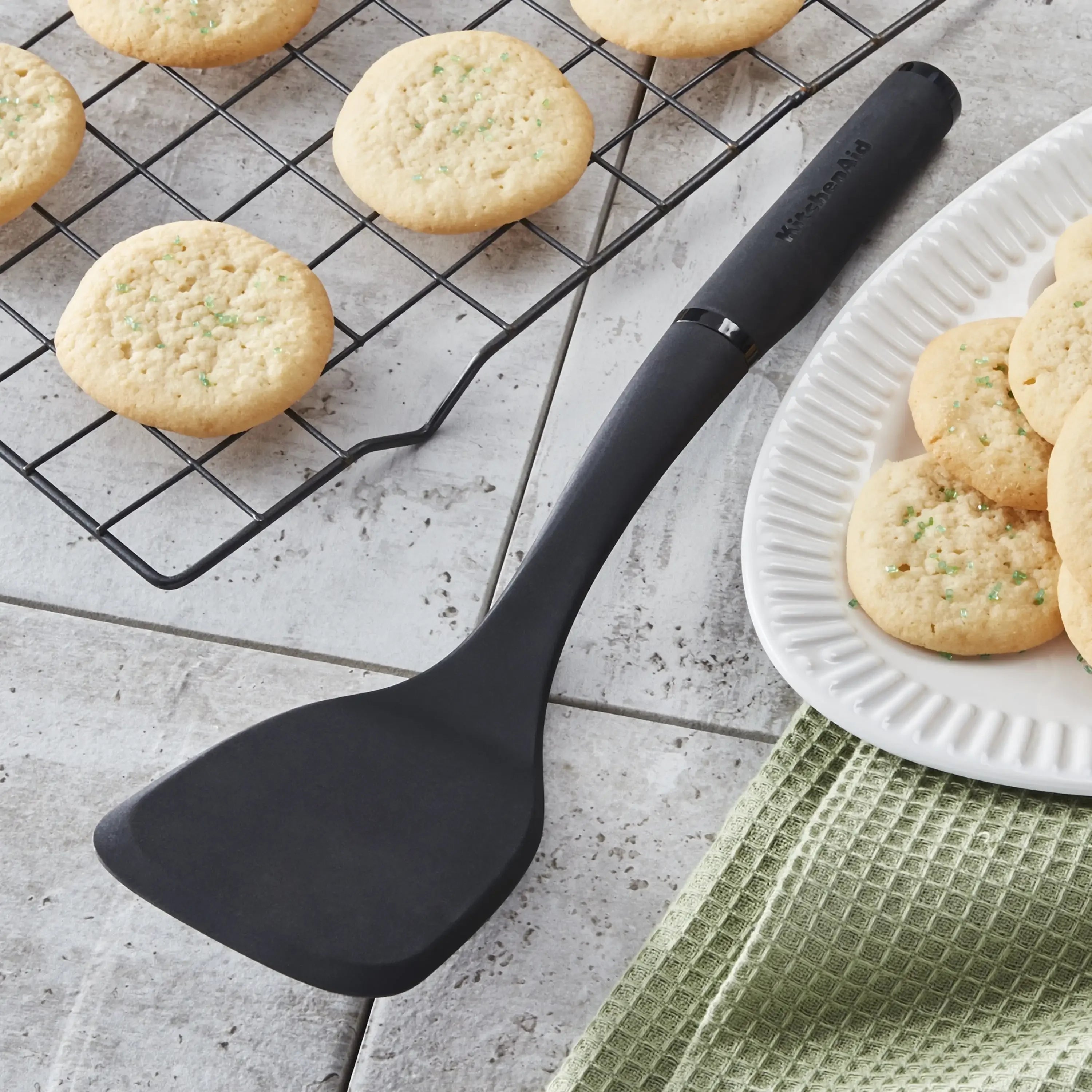 Heat Resistant Nylon Solid Turner with Black Handle, Non-Scratch